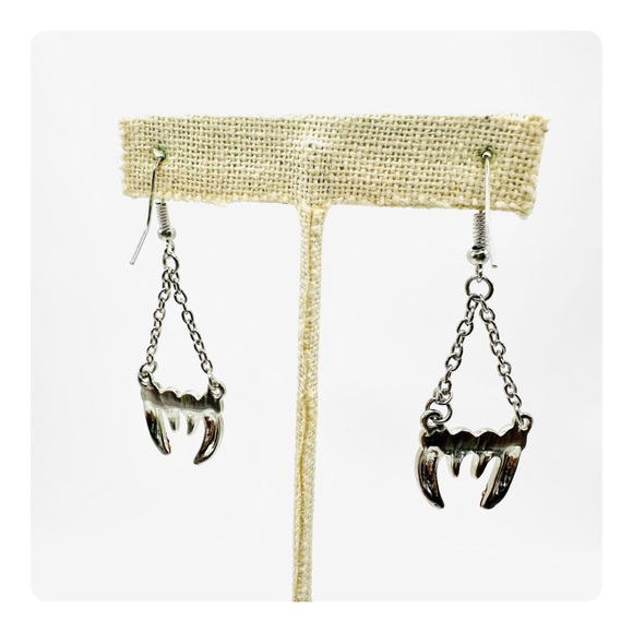 ★ Vintage Y2K Vampire Fangs Dangling Earrings - Silver/Red ★ - Picture 12 of 15